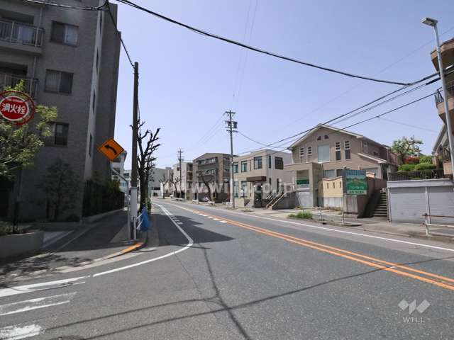 敷地西側の前面道路（南側から）