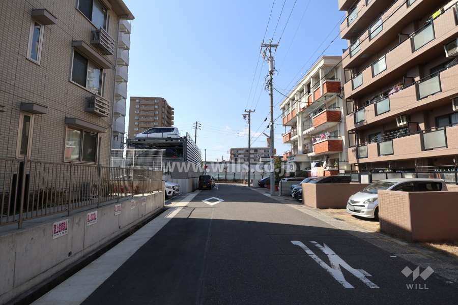 物件の北側前面道路（東側から）