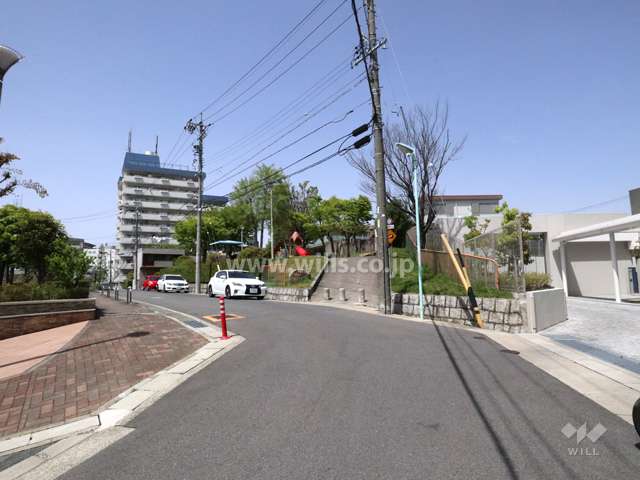 敷地西側の前面道路（南側から）