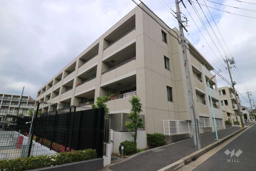 プラウド名東社口の外観（南東側から）