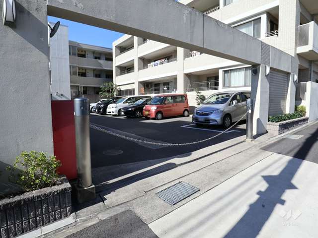 駐車場出入り口(ロボットゲート付き)