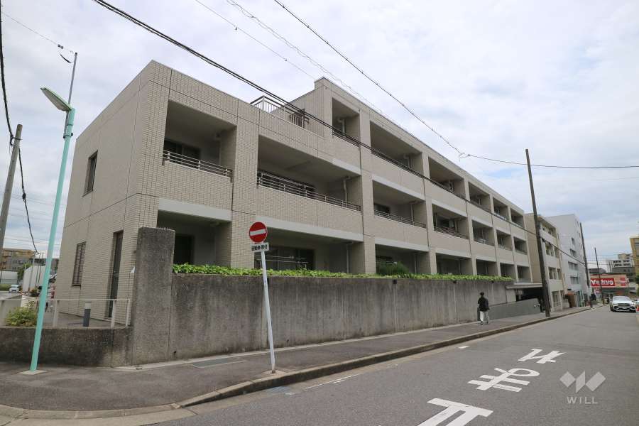 プラウド名東社口の外観（北西側から）