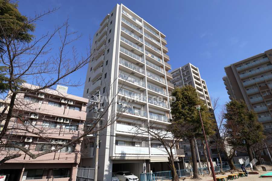 プラウド藤が丘の外観（南西側から）