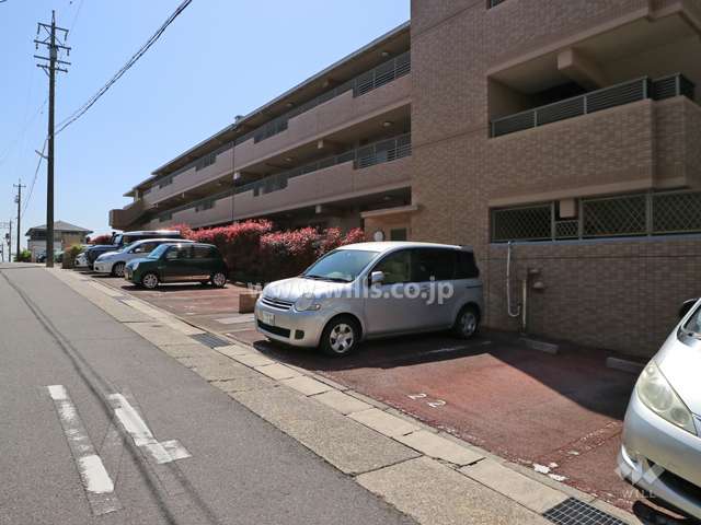 弐番館の敷地内屋外駐車場(平面式)