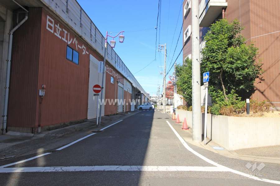 敷地西側の前面道路