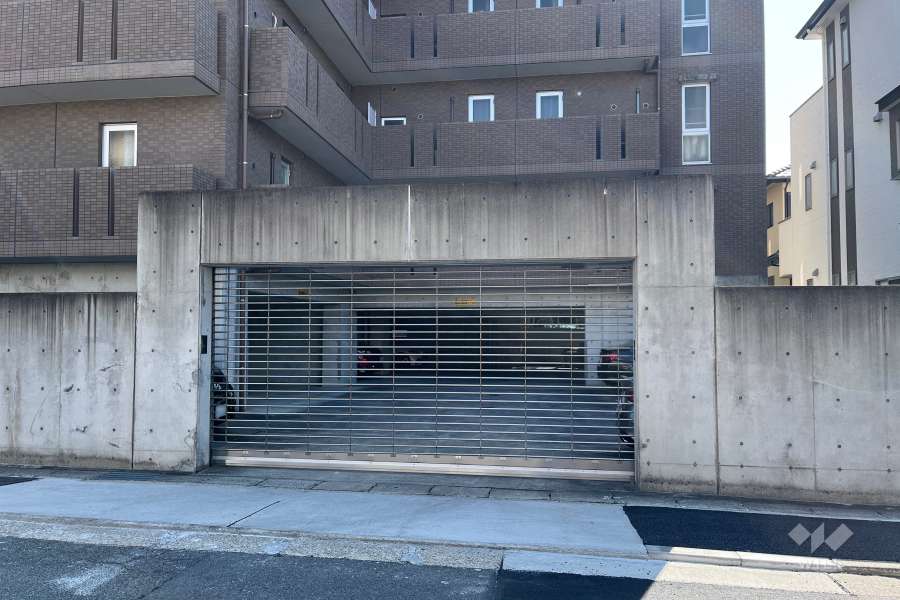駐車場の出入り口（リングシャッター付き）