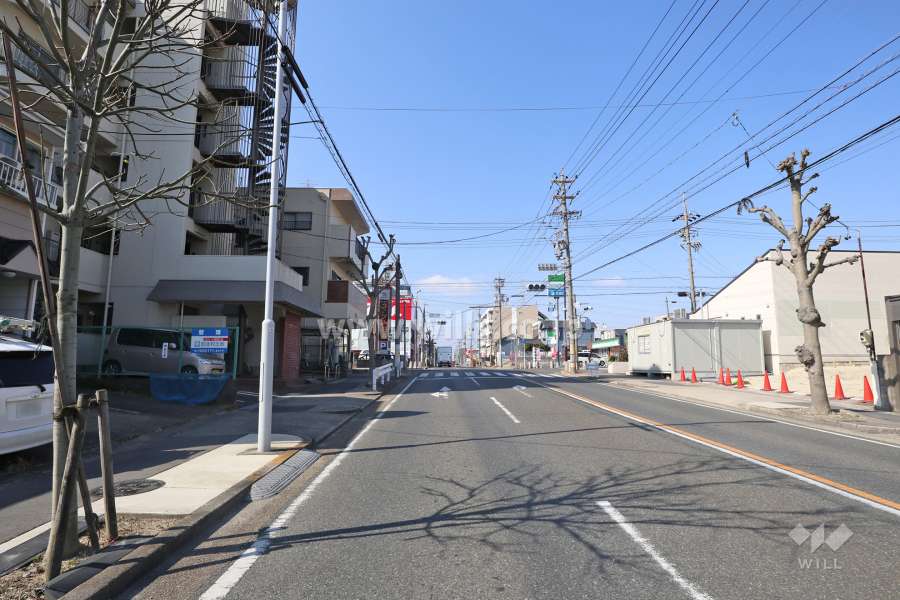 物件の北側前面道路（東側から）