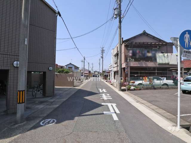 北東側前面道路（南東側から）