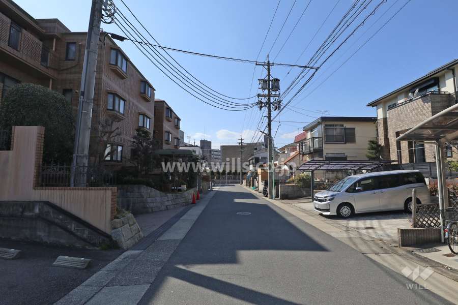 物件の北側前面道路（東側から）