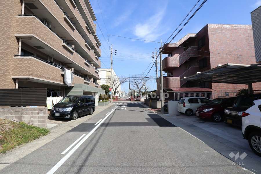 物件の南東側前面道路（南西側から）