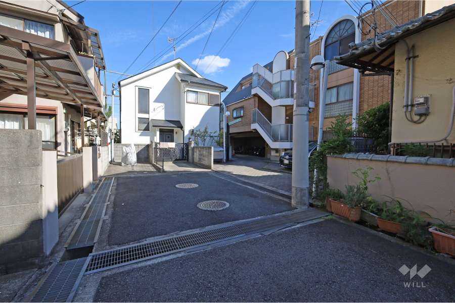 敷地北側の前面道路（西側から）