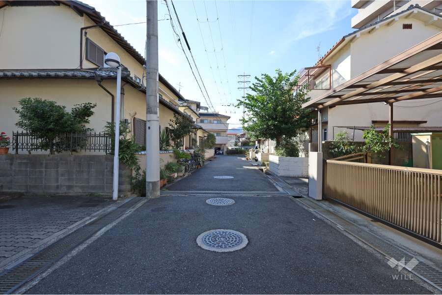 敷地北側の前面道路（東側から）