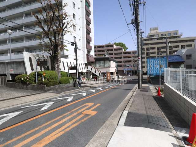 敷地東側の前面道路（南側から）