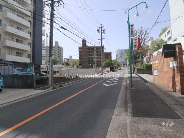 敷地東側の前面道路（北側から）