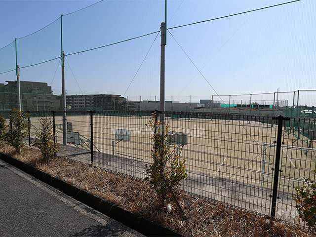 南側道路の向かい側には神丘中学校があります。