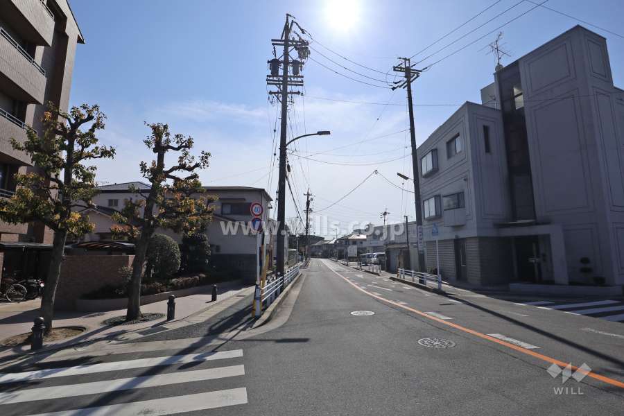 物件の西側前面道路（北側から）