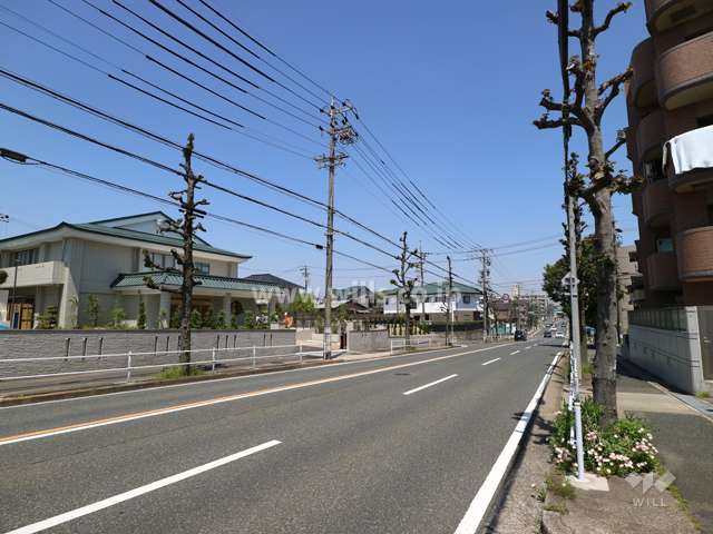 敷地西側の前面道路
