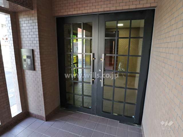 エントランスはオートロック付きです。