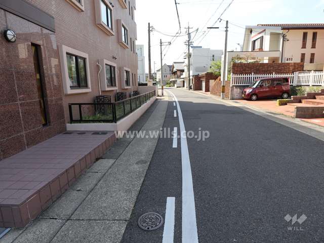 敷地西側の前面道路