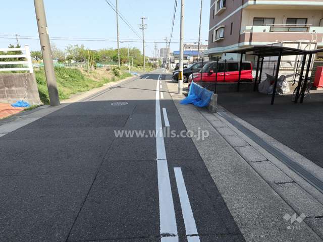 敷地西側の前面道路