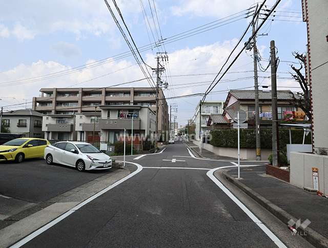 西側前面道路(南側から)