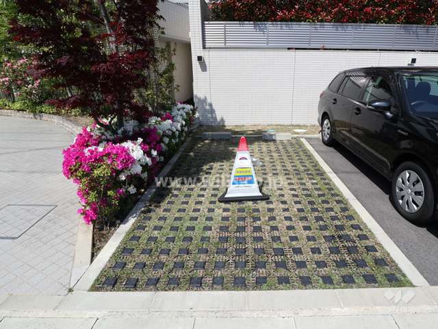 エントランス横にある来客用駐車場