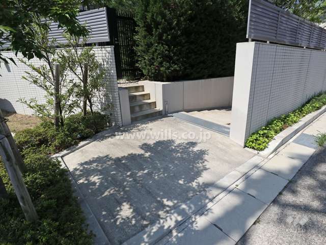 敷地の北側にある駐輪場への入り口