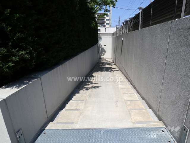 駐輪場へのアプローチ