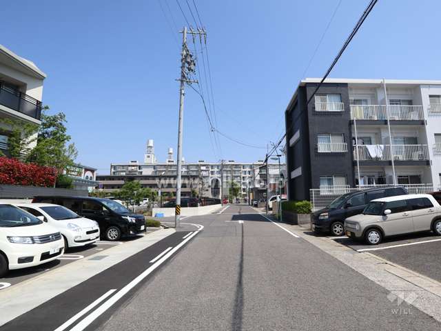 敷地の東側前面道路（南側から）