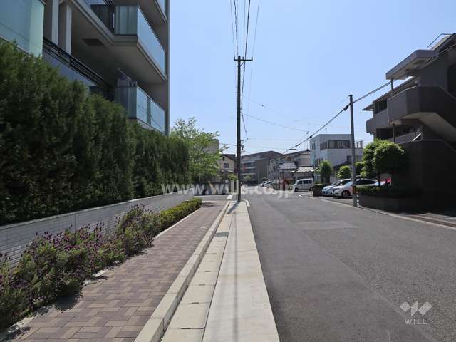 敷地の南側前面道路（北西側から）