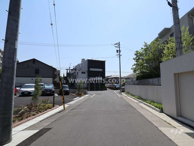 敷地の北東面道路（北西側から）