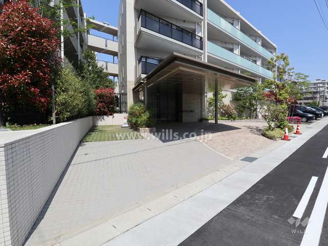 車寄せのあるエントランスアプローチ