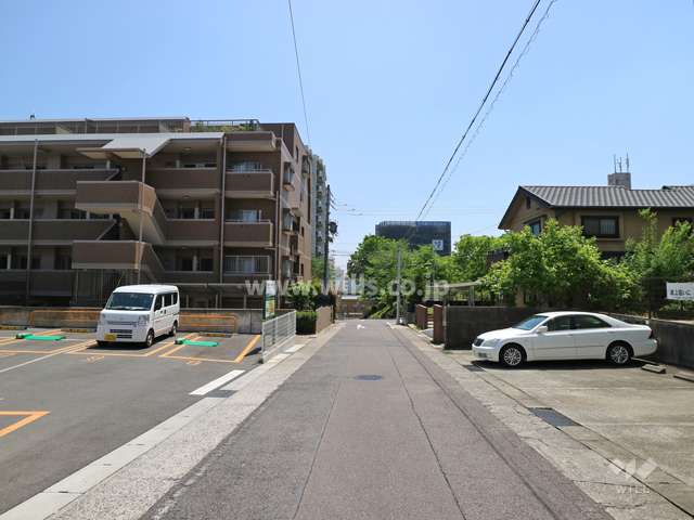 敷地南西側の前面道路（北西側から）