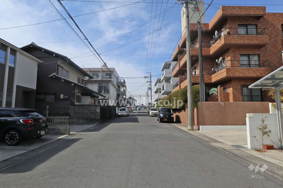 物件の南側前面道路（東側から）