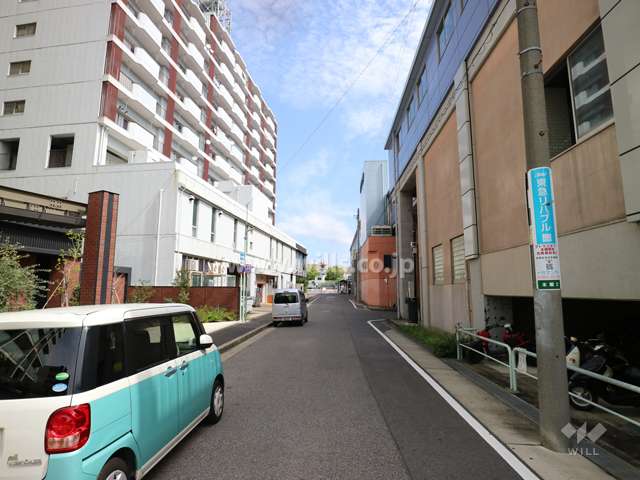 敷地の南側前面道路（西側から）