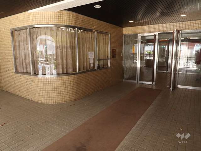 エントランスアプローチと管理事務所