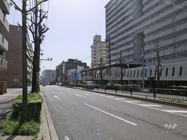 敷地の南側前面道路（西側から）