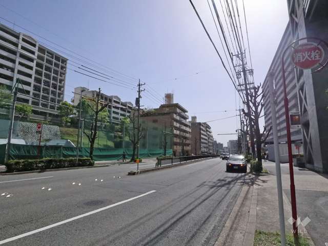 敷地の南側前面道路（東側から）