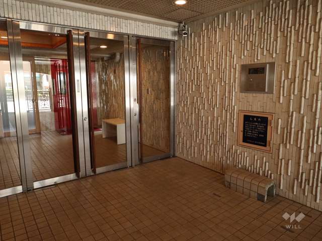 エントランスはオートロック付きです。