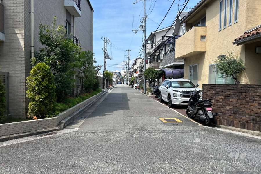 敷地北側の前面道路（東側から）