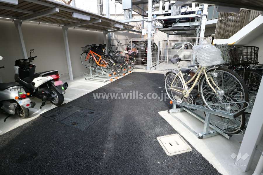 屋外バイク置場と駐輪場