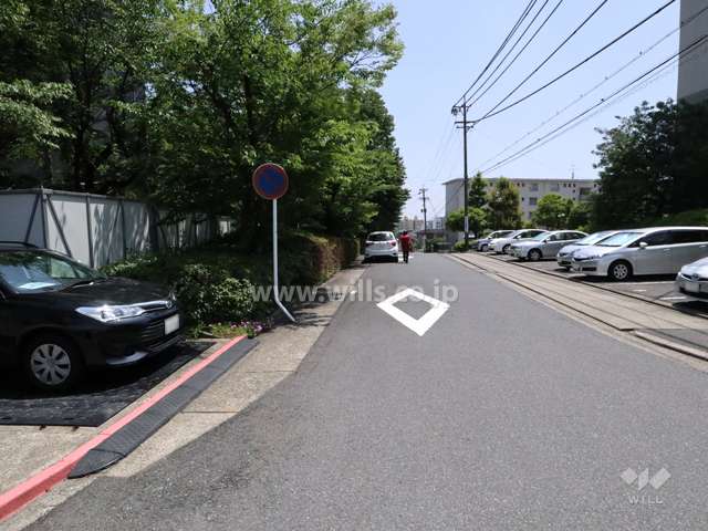 敷地西側の前面道路