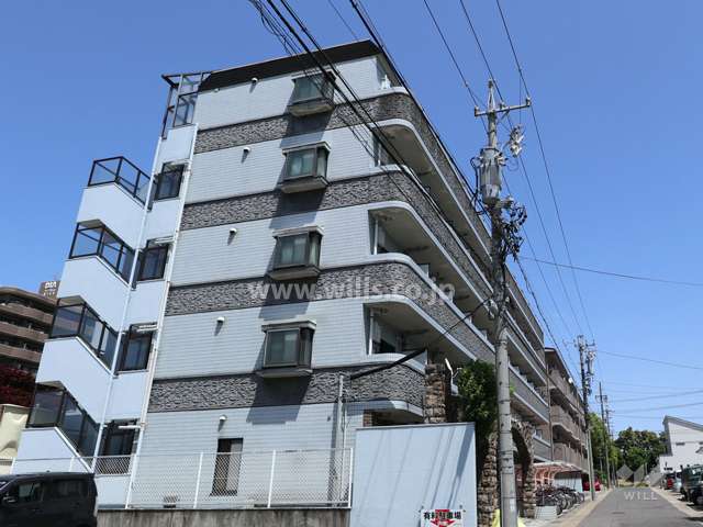 メゾン・ド・コンフォールの外観（南西側から）と正面道路