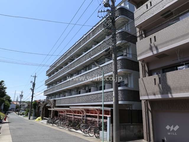 メゾン・ド・コンフォールの外観（南東側から）と正面道路