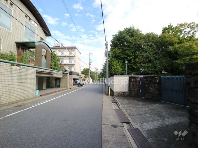 敷地西側の前面道路