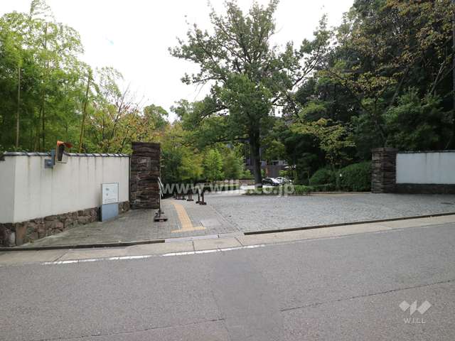 揚輝荘の門