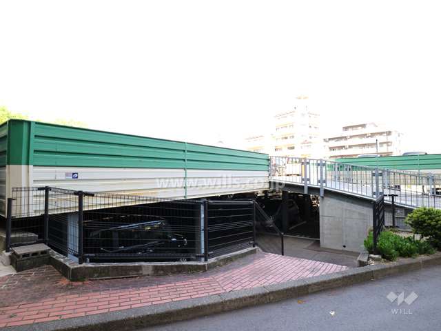 敷地内自走式駐車場1階部分への南東側階段出入り口