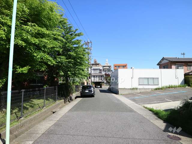 敷地の東側前面道路（南側から）
