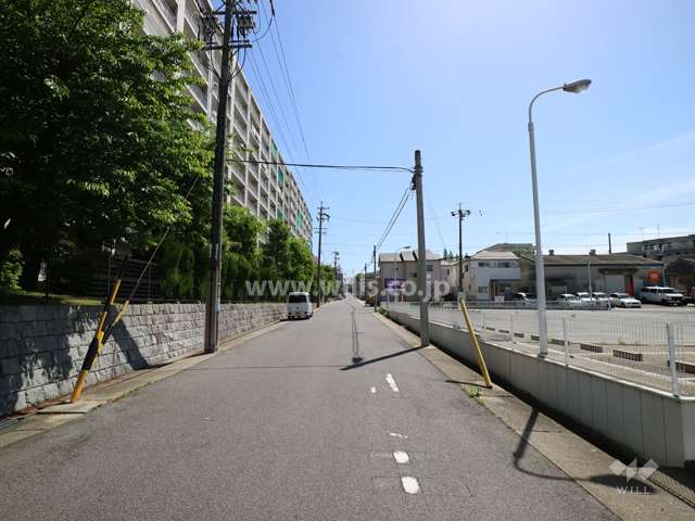 敷地の南側前面道路（西側から）