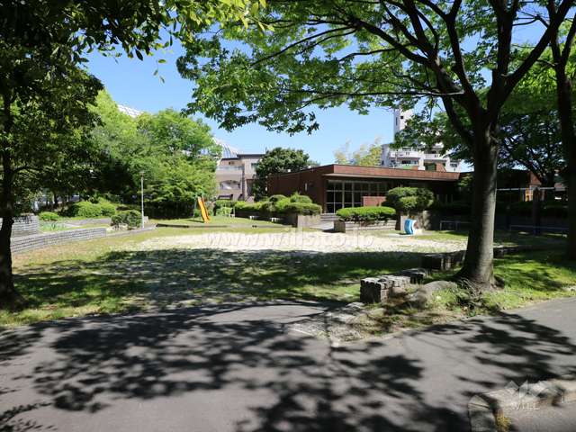 敷地内にある公園と管理棟